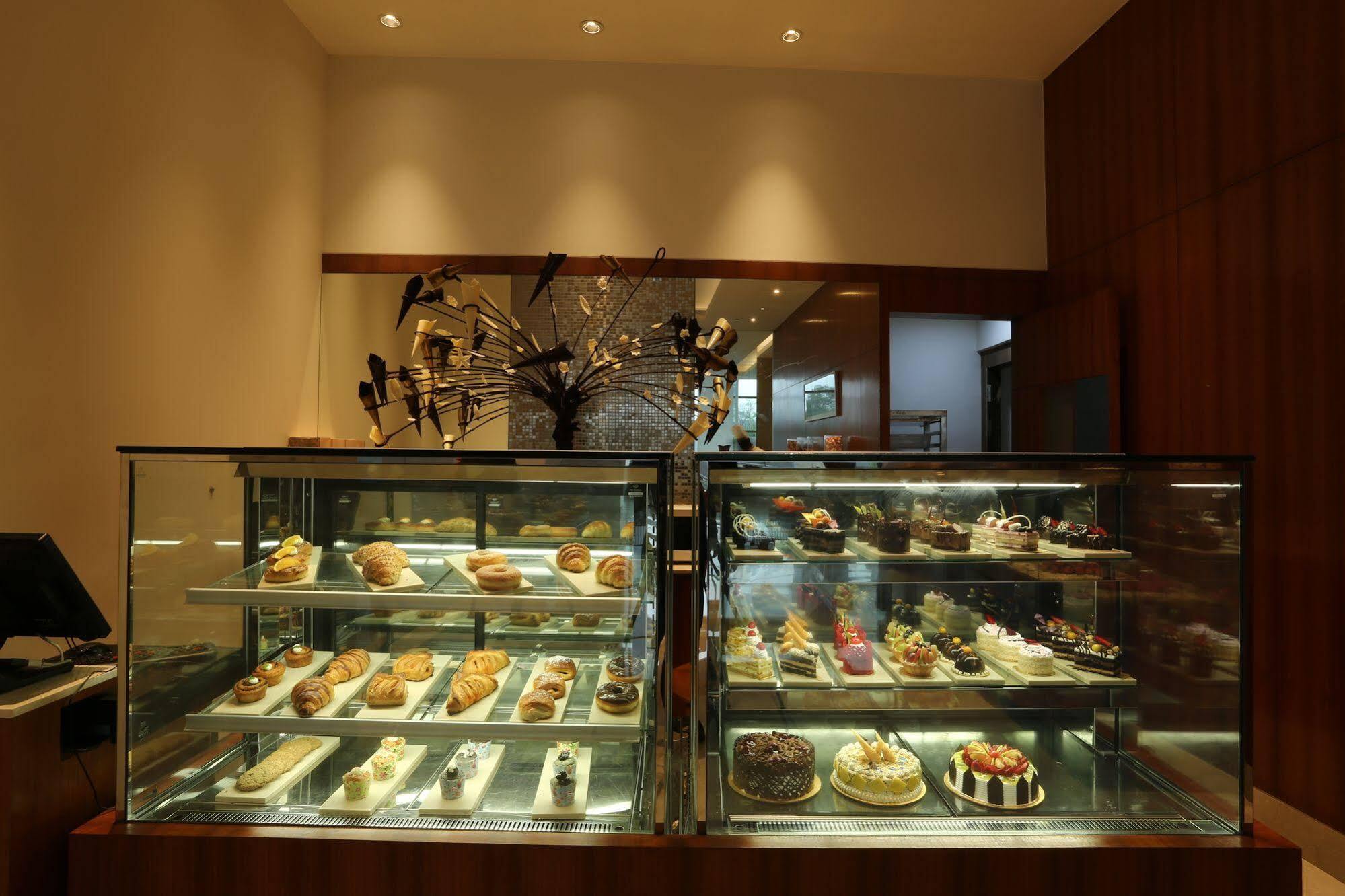Taj Swarna, Amritsar Ξενοδοχείο Εξωτερικό φωτογραφία A pastry display case