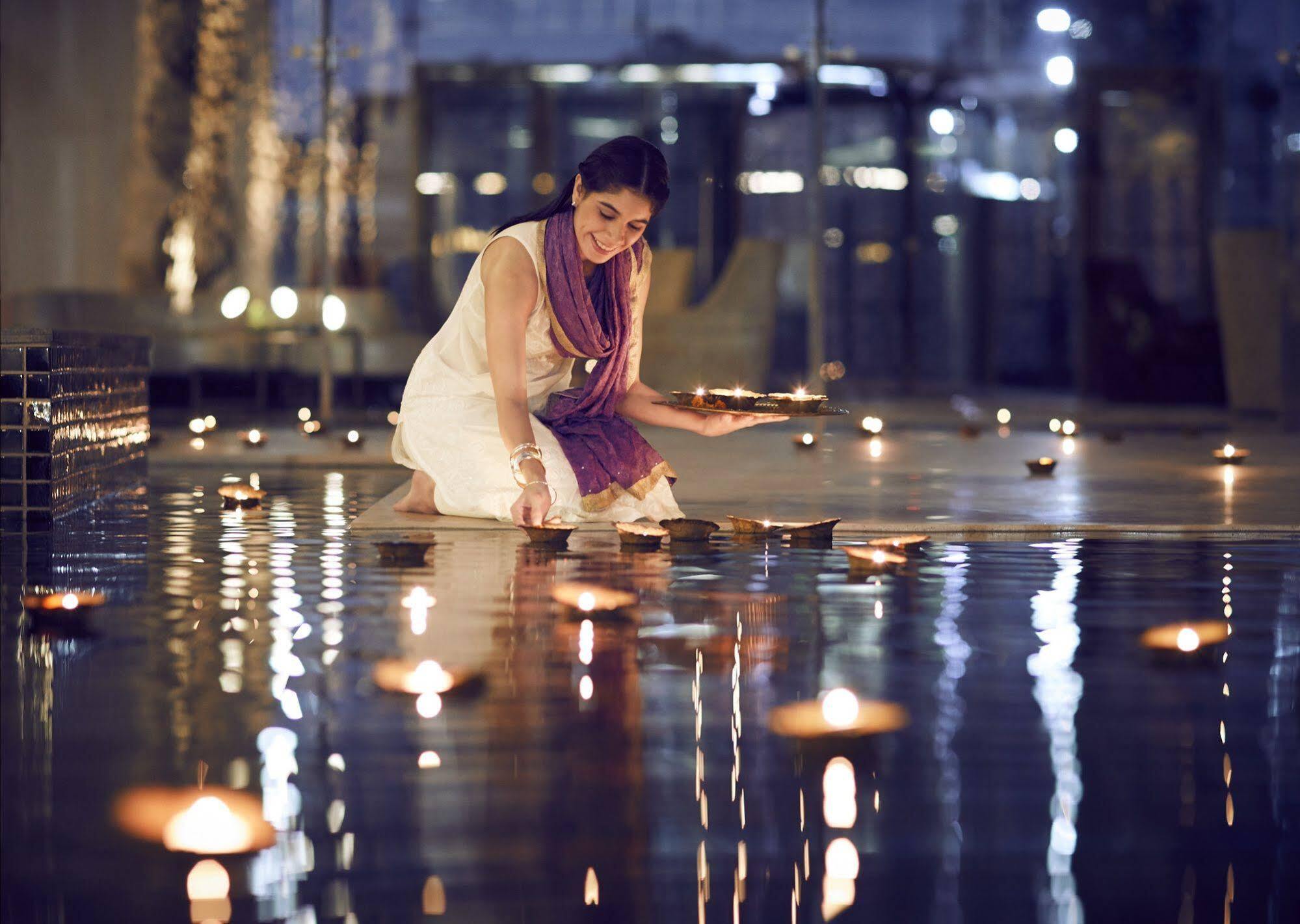 Taj Swarna, Amritsar Ξενοδοχείο Εξωτερικό φωτογραφία A woman lighting a diya